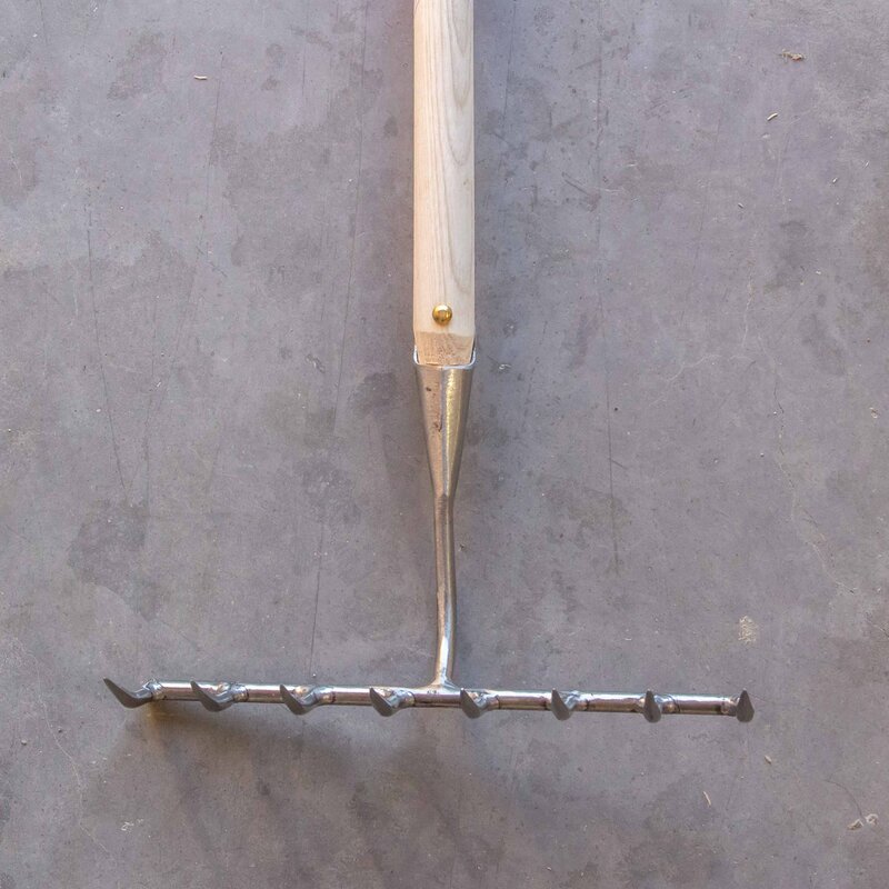 Tools for working the soil - 8-tooth garden rake
