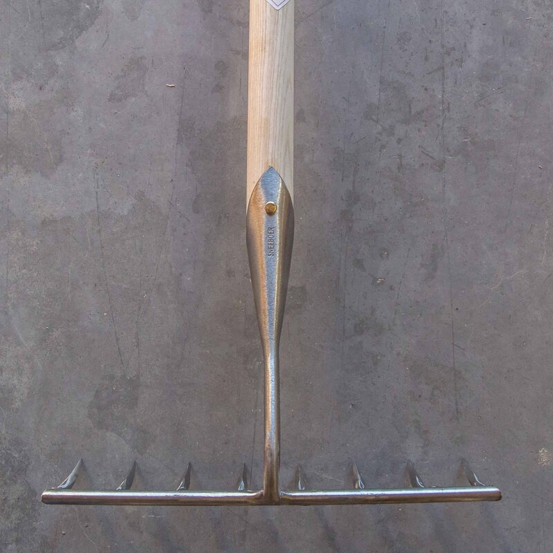 Tools for working the soil - 8-tooth garden rake